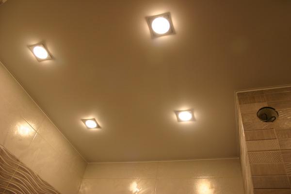 The most common types of recessed ceiling lamps are hung on the kitchen ceiling