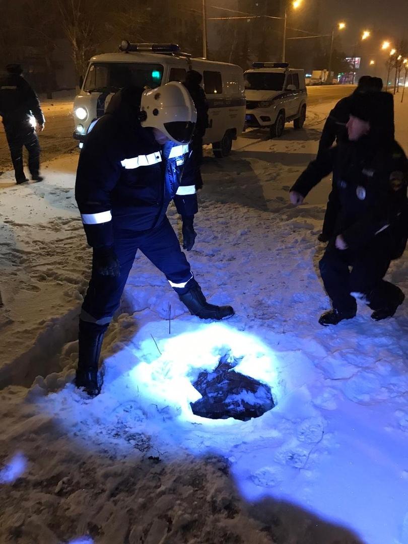 Décembre 2011. Un accident à Kazan. Une femme est tombée dans une bouche d'égout la nuit.