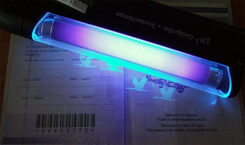 Identification of documents by luminescent marks.