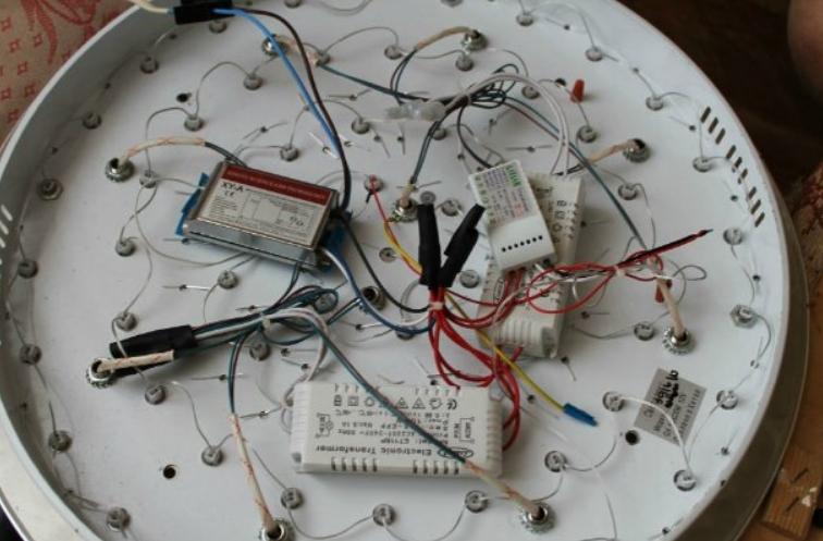 De nombreux modèles n'ont pas de couvercle autour des commandes.