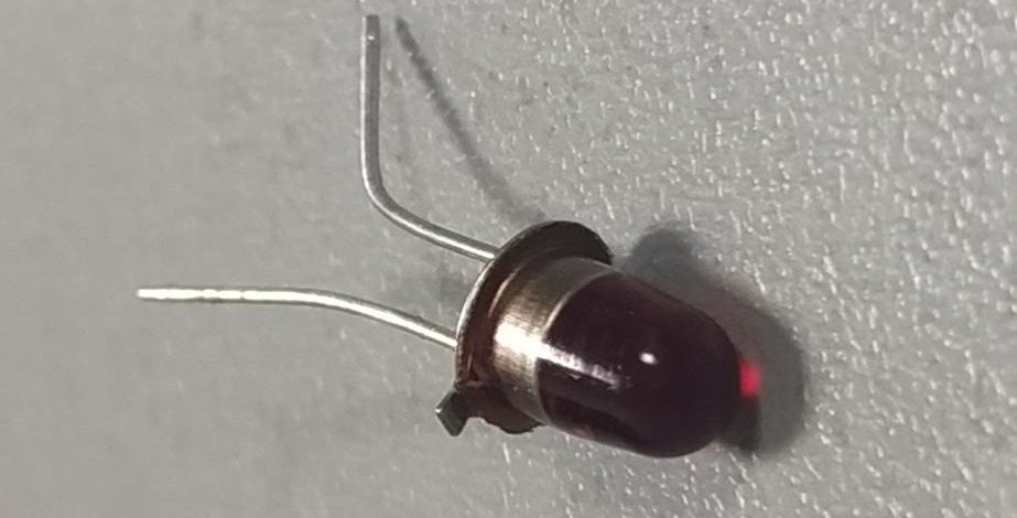 How to determine the cathode and anode of an LED