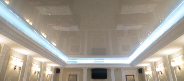 Éclairage du plafond tendu dans le salon