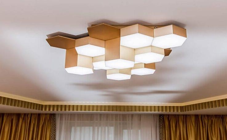 Un lustre ultra moderne dans le salon.