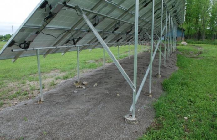 W celu zapewnienia stabilności metalową ramę należy wzmocnić stężeniami ukośnymi.