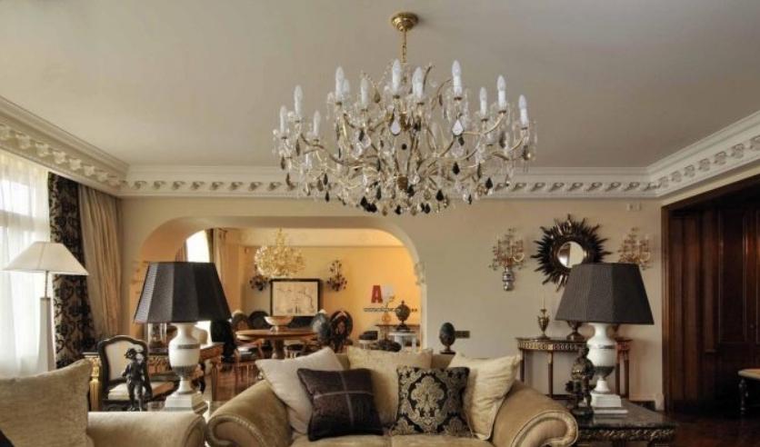 How to choose a chandelier in the hall