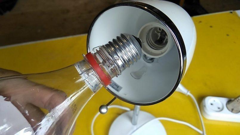 Changement de l'ampoule d'un luminaire dans un plafond suspendu