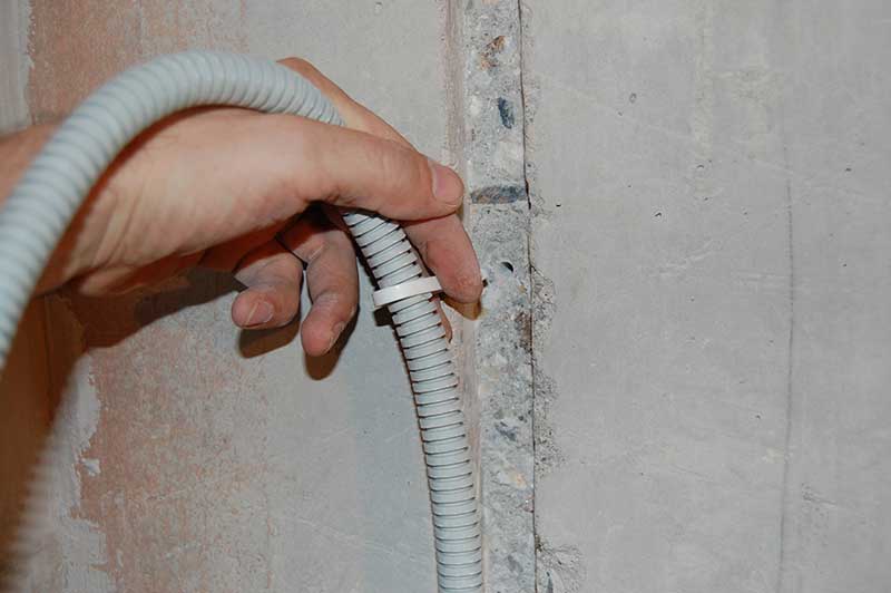 Lighting wiring in the bath with his hands