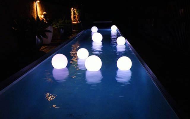 Lumières flottantes.