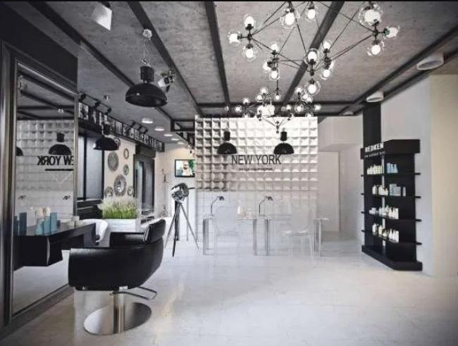 Les luminaires du salon de coiffure créent l'ambiance d'une époque particulière.