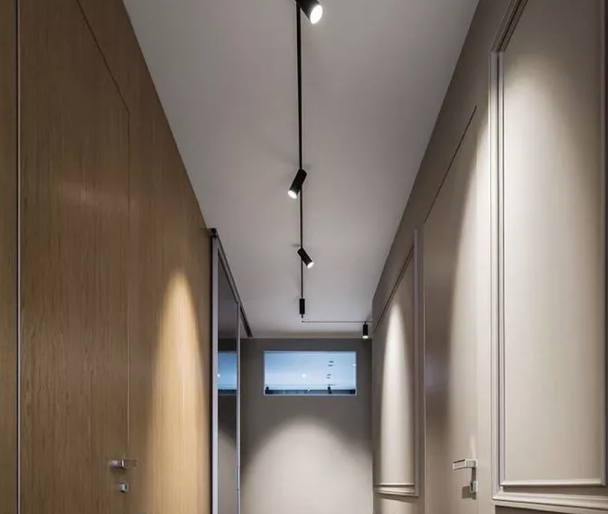 The track lighting system in an apartment interior