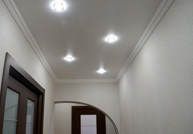 Arrangement of lighting in a hallway with suspended ceilings