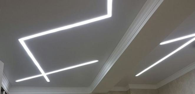 Bandes lumineuses sur le plafond suspendu - types et caractéristiques