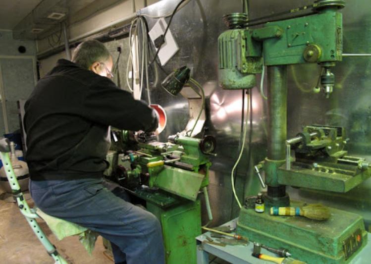 Artificial and natural lighting in the locksmith shop