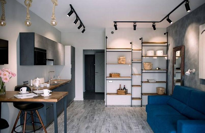 Track lighting system in the interior of the apartment