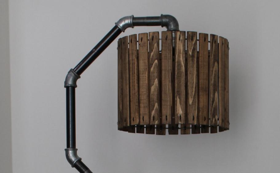 Plafond en bois pour un lampadaire.