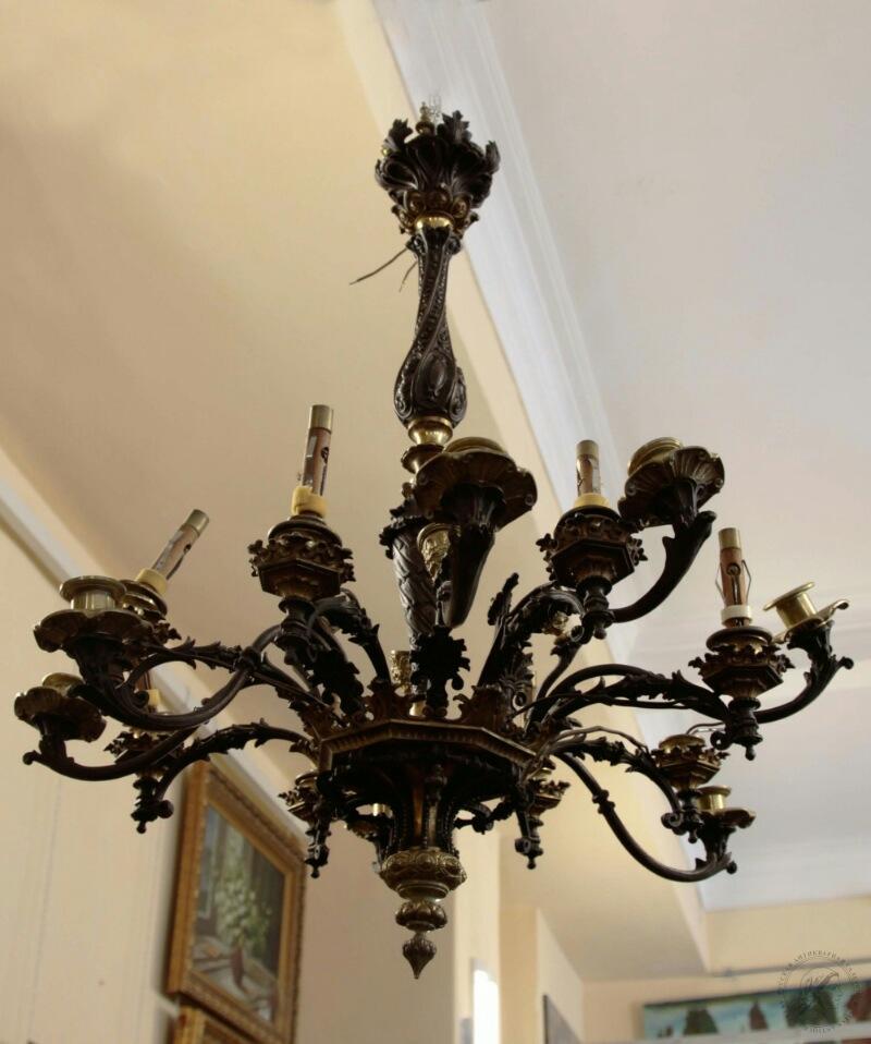 Modern chandeliers and ceiling lamps in the interior