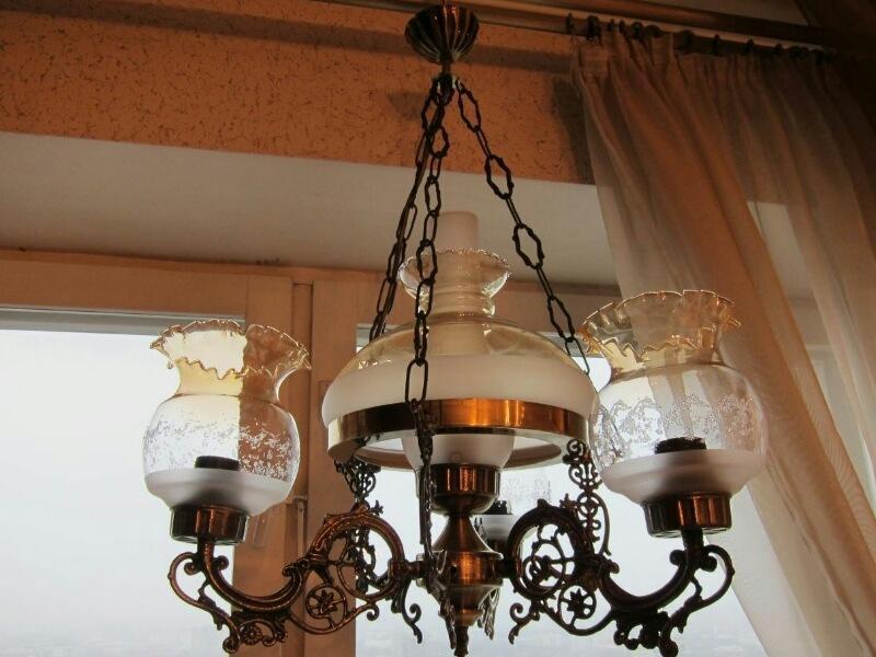 Modern chandeliers and ceiling lamps in the interior