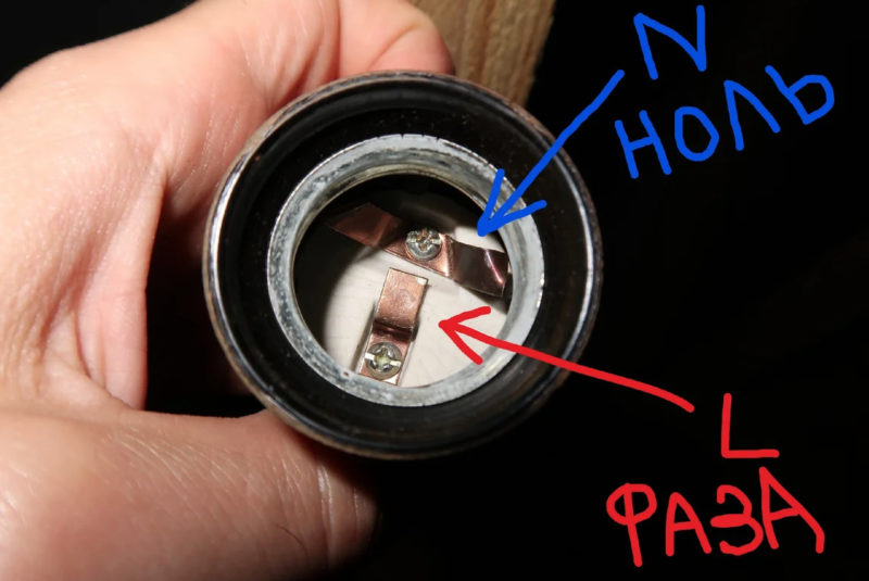 How to Connect a Light Bulb Chuck to Wires