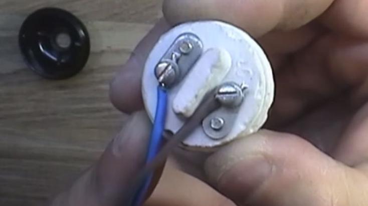 How to Connect a Light Bulb Chuck to Wires