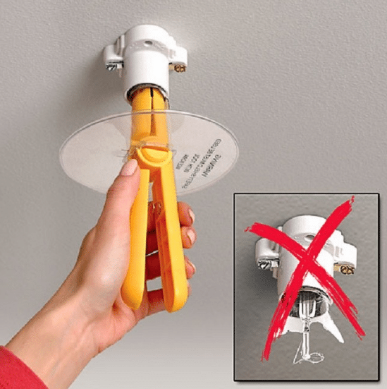 How to take the bulb holder out of the socket