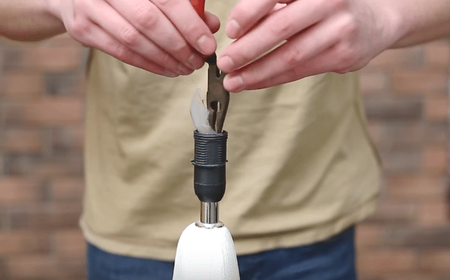 How to take the bulb holder out of the socket