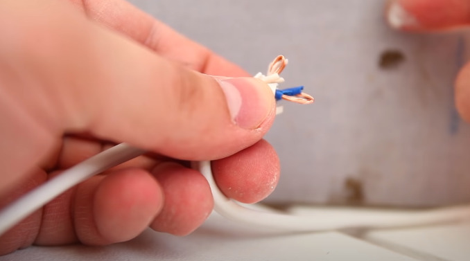 Instructions détaillées pour la fabrication d'un miroir de maquillage avec des ampoules électriques