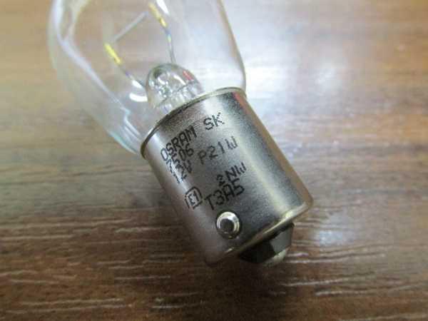 What are the types of bulb bases