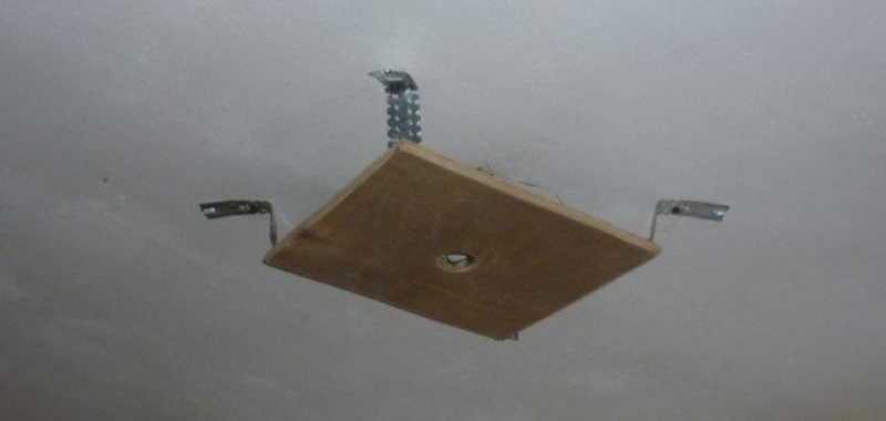 Installer un lustre sur un plafond tendu