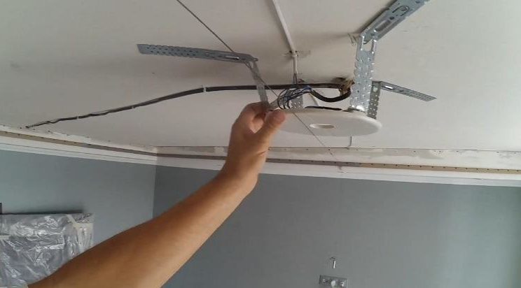 Installer un lustre sur un plafond tendu