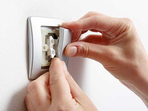 How to change the light switch at the apartment with your own hands