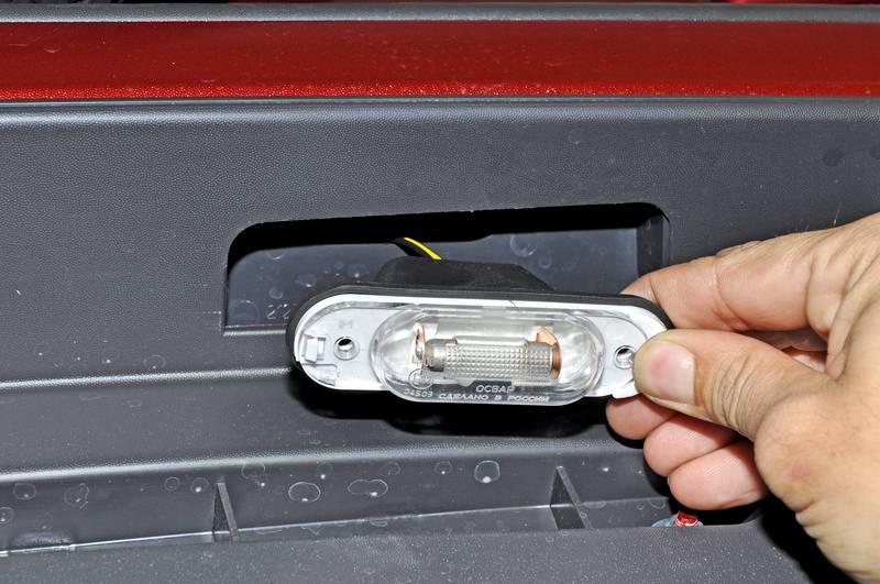 Replacing of license plate lamp